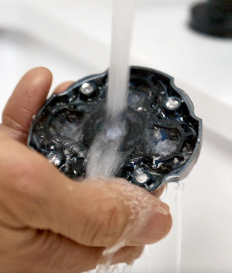 Thumbnail 562927 Head Shaver rinsing in-use image